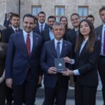yeni-partili-cem-aydin-kyk-bursunun-ancak-16-gunluk-yemege-yetmesini-yetersiz-buldu-8nVTJYj9